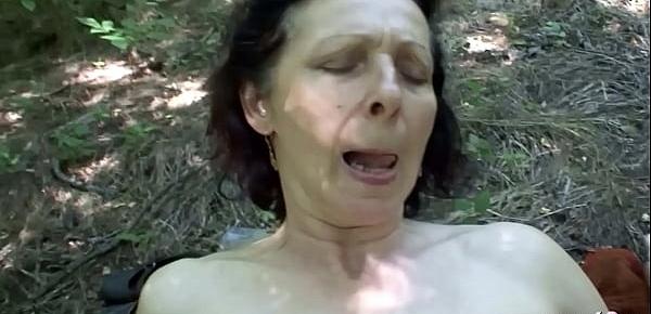  74 Jahre alte Oma im Wald beim Altersheim von jungen Typen POV gefickt